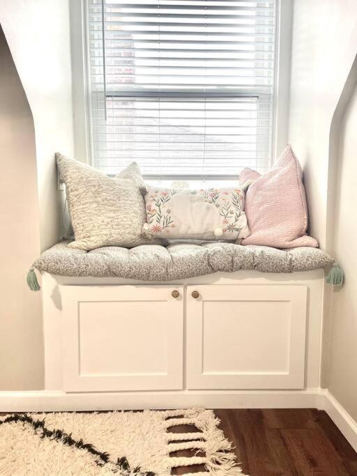 Holiday home Whimsical, Restored 100-year-old Home, 3 King & 2 Queen Beds
