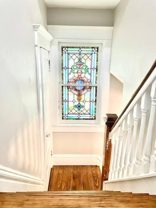 Whimsical, Restored 100-year-old Home, 3 King & 2 Queen Beds Holiday home Pittsburgh