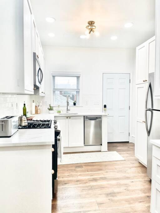 Whimsical, Restored 100-year-old Home, 3 King & 2 Queen Beds Holiday home