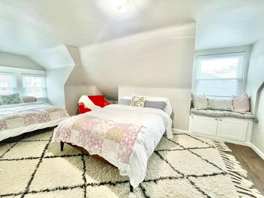 Holiday home Whimsical, Restored 100-year-old Home, 3 King & 2 Queen Beds