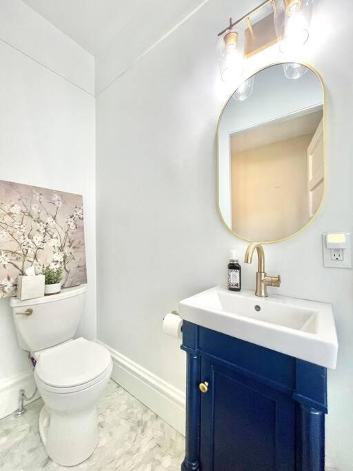 Whimsical, Restored 100-year-old Home, 3 King & 2 Queen Beds Holiday home Pittsburgh