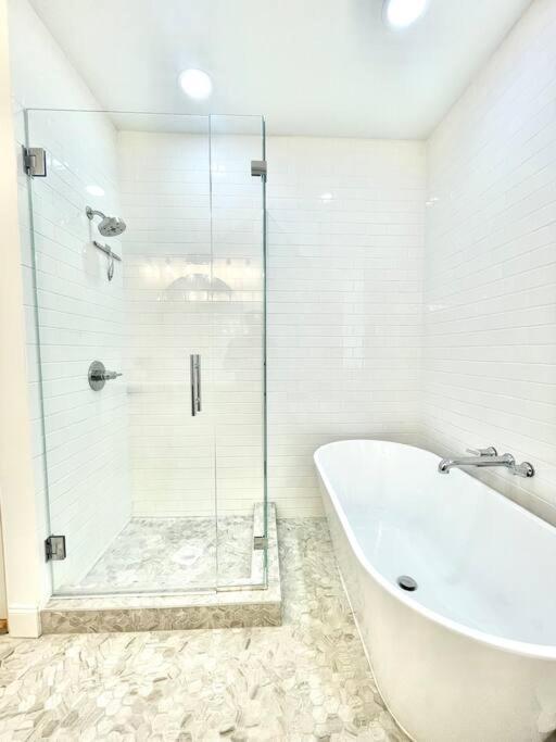 Whimsical, Restored 100-year-old Home, 3 King & 2 Queen Beds *