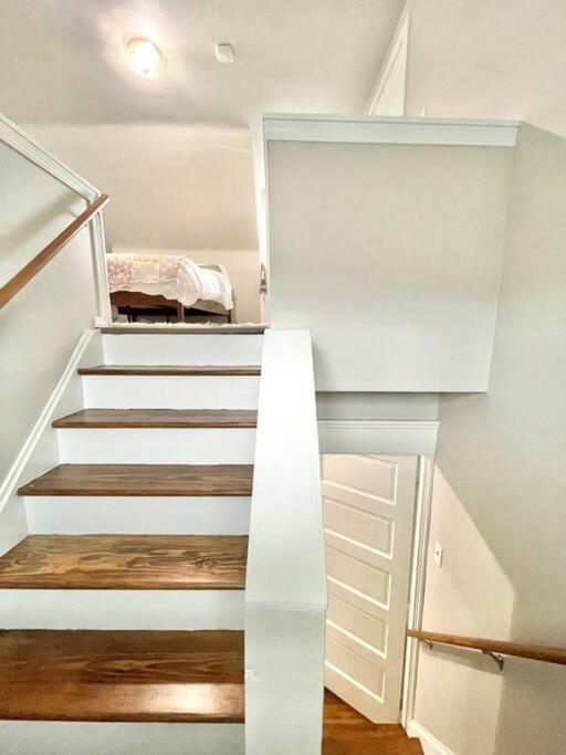 Whimsical, Restored 100-year-old Home, 3 King & 2 Queen Beds Pittsburgh