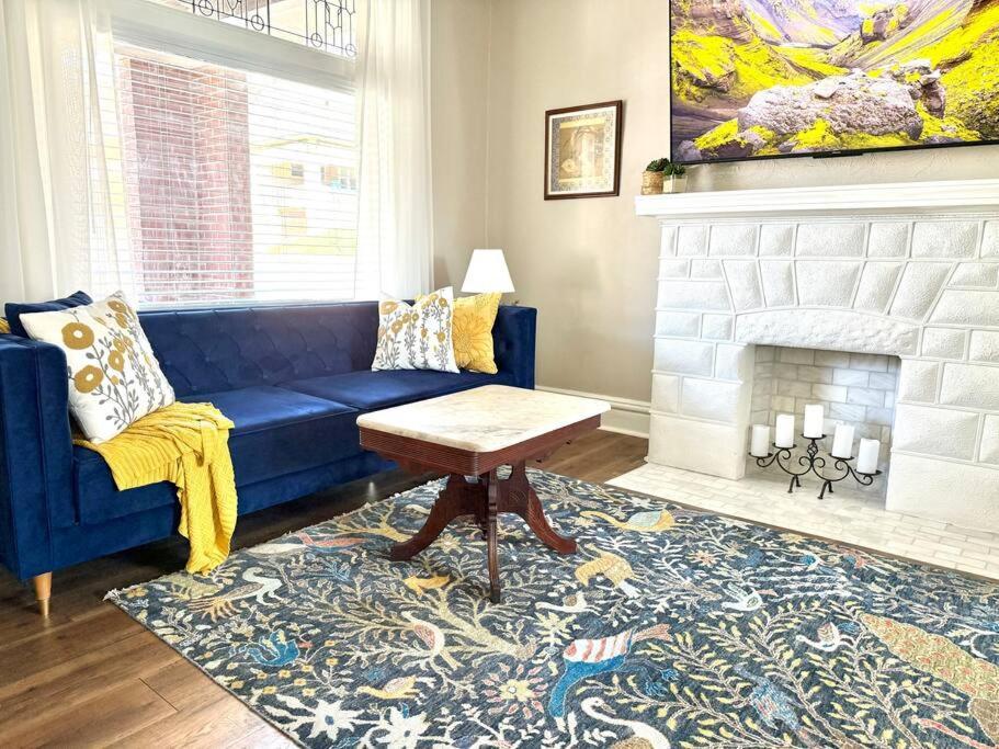 Whimsical, Restored 100-year-old Home, 3 King & 2 Queen Beds Holiday home *