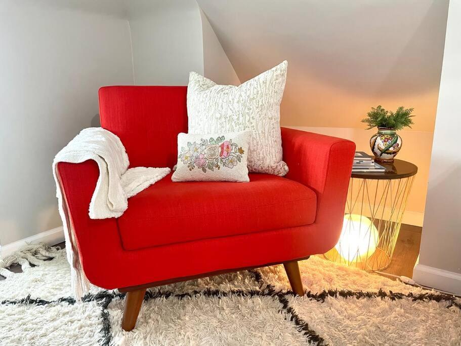 Holiday home Whimsical, Restored 100-year-old Home, 3 King & 2 Queen Beds *