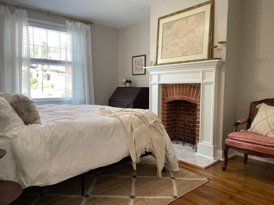 Whimsical, Restored 100-year-old Home, 3 King & 2 Queen Beds