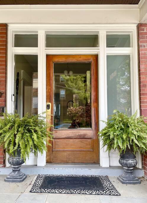 Holiday home Whimsical, Restored 100-year-old Home, 3 King & 2 Queen Beds *