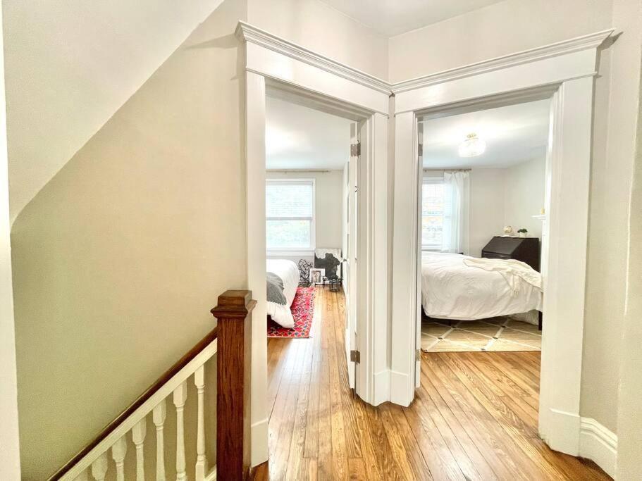 Whimsical, Restored 100-year-old Home, 3 King & 2 Queen Beds Holiday home Pittsburgh