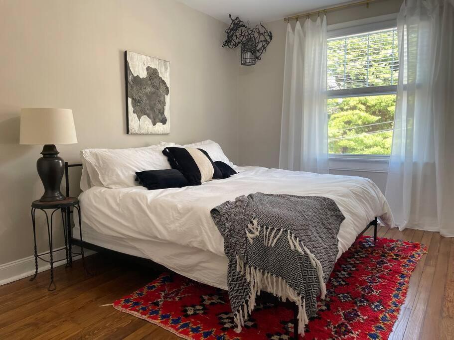 Holiday home Whimsical, Restored 100-year-old Home, 3 King & 2 Queen Beds Pittsburgh