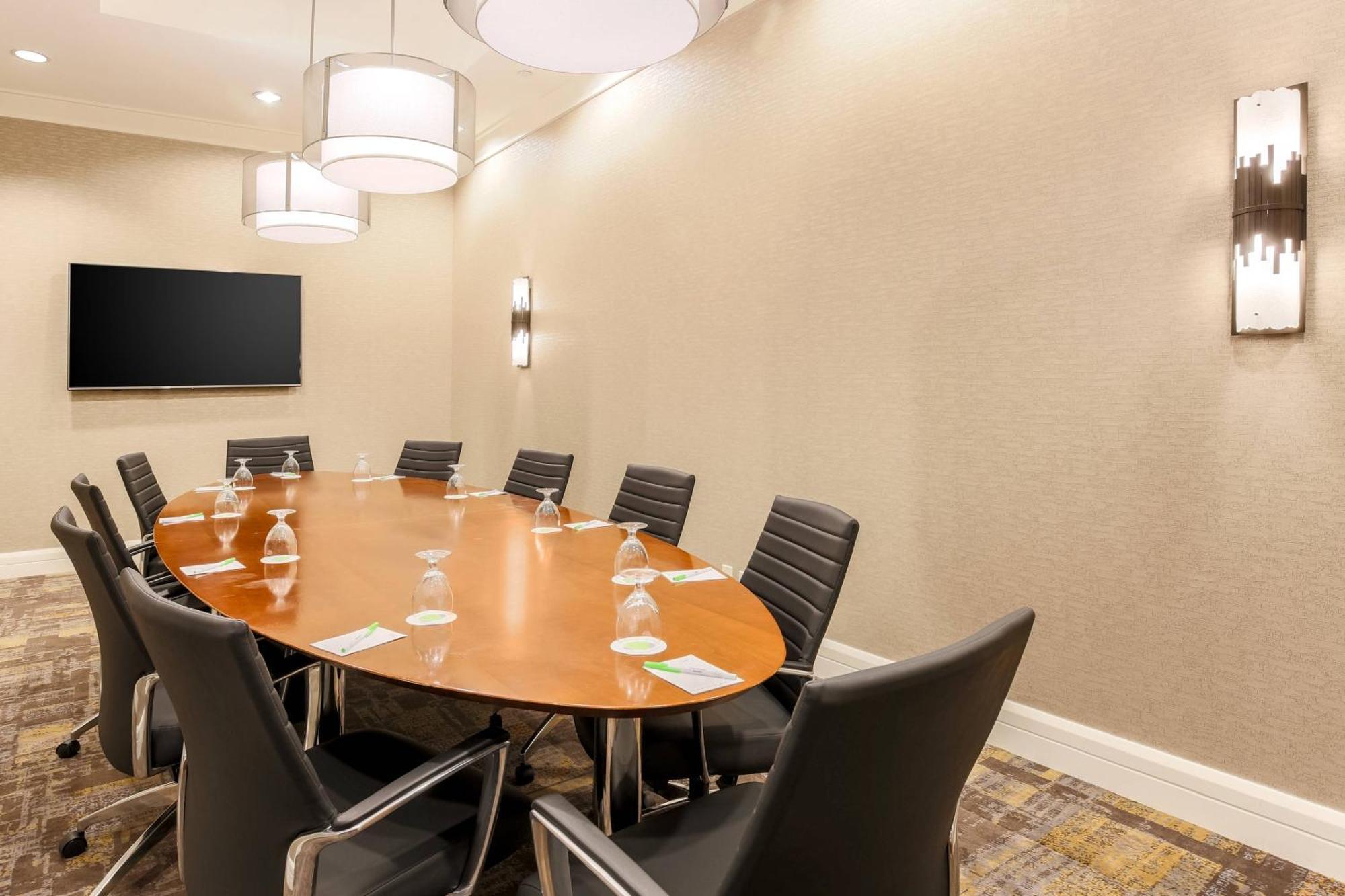 Courtyard By Marriott Downtown Hotel