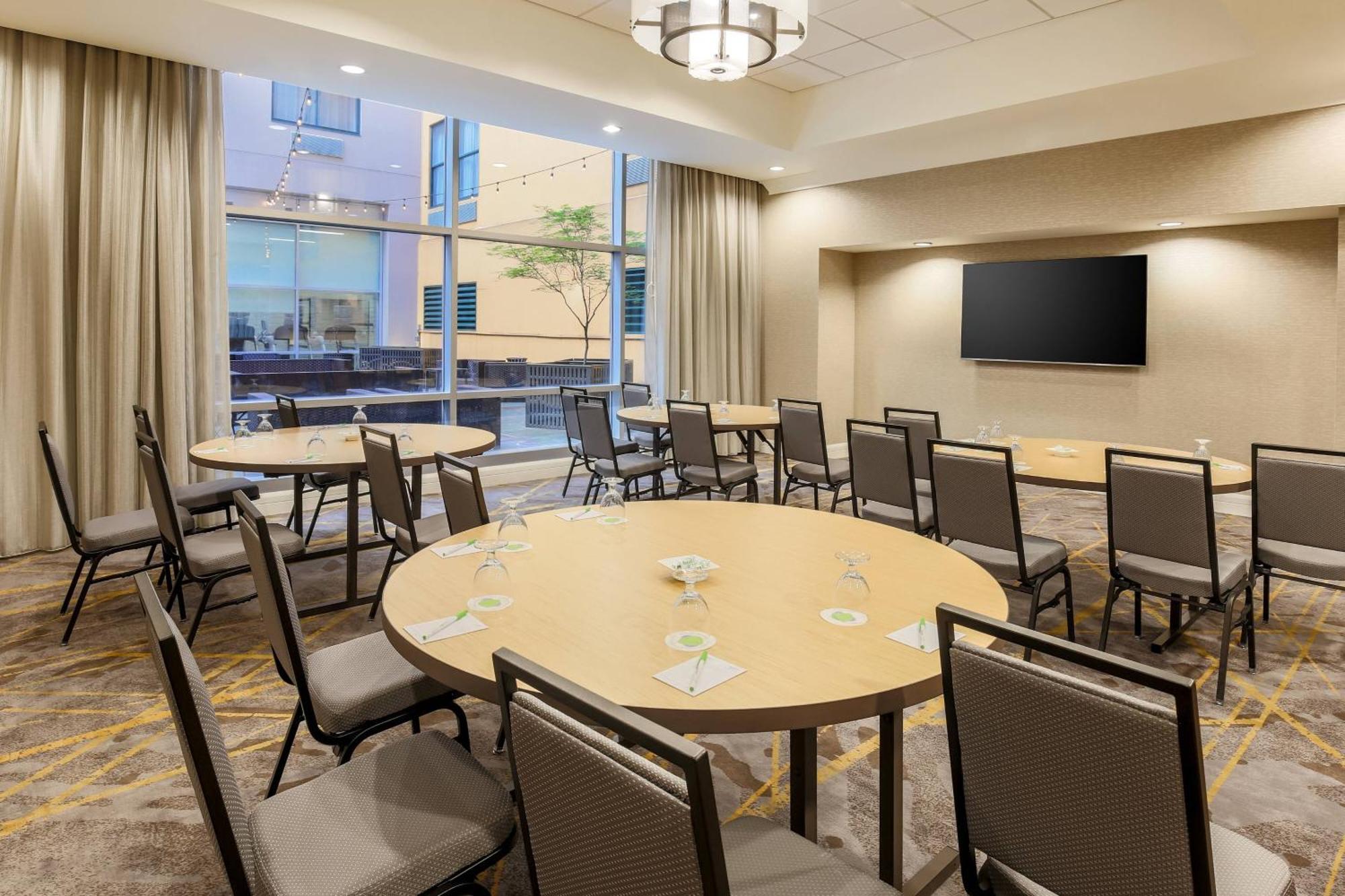 Courtyard By Marriott Downtown Hotel