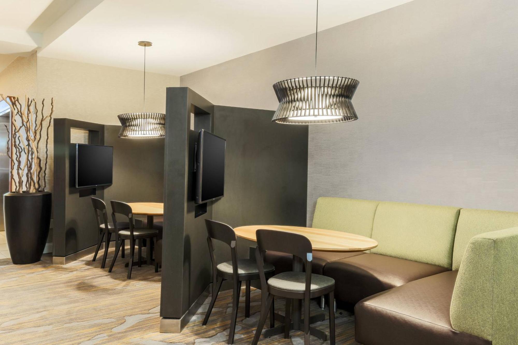 Courtyard By Marriott Downtown 4*