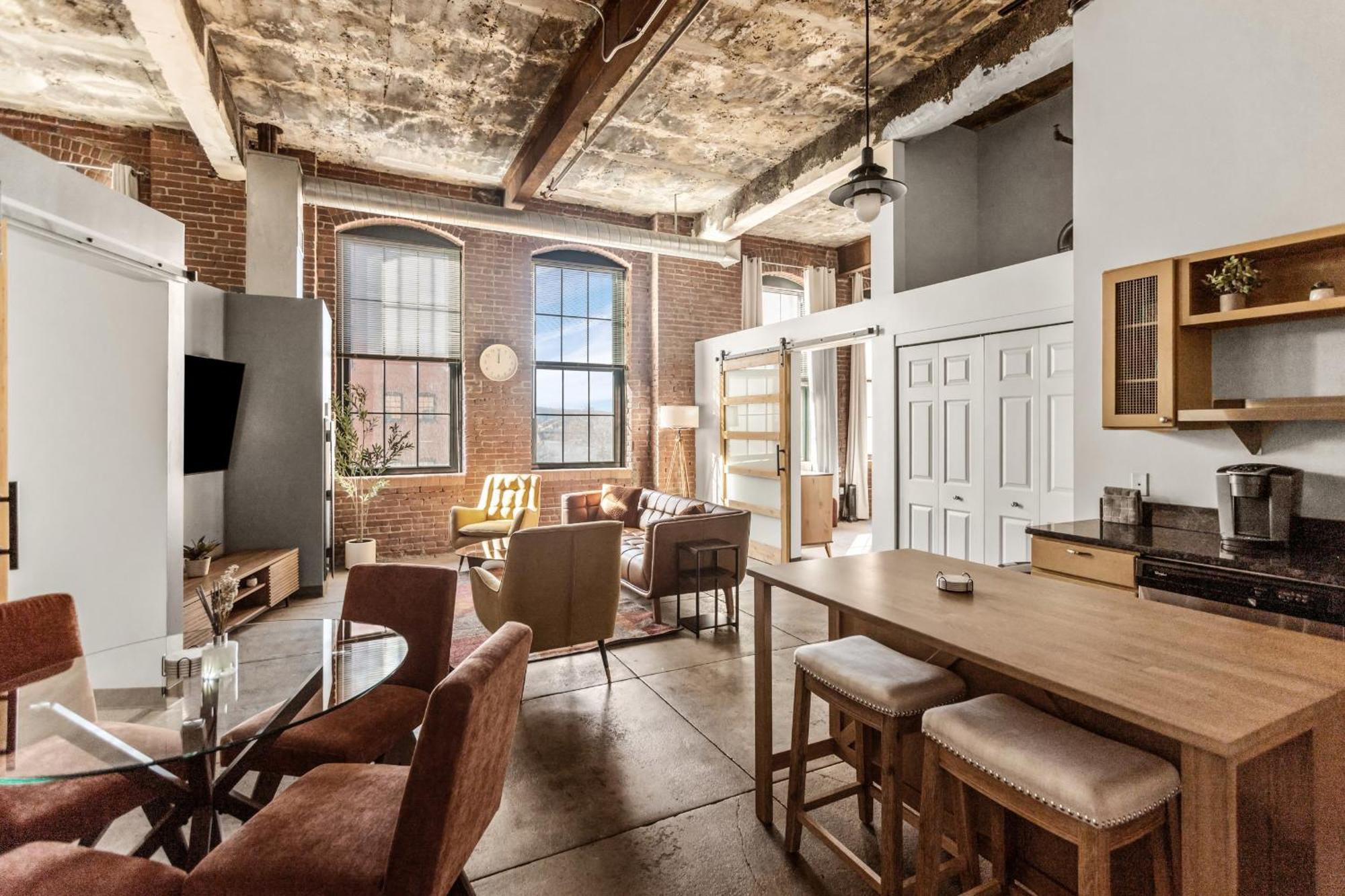 Luxury Industrial 2 Bedroom 2 Full Bath Strip District & Riverwalk *