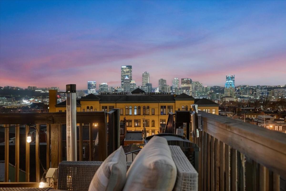 Holiday home Steel Getaway W/city View