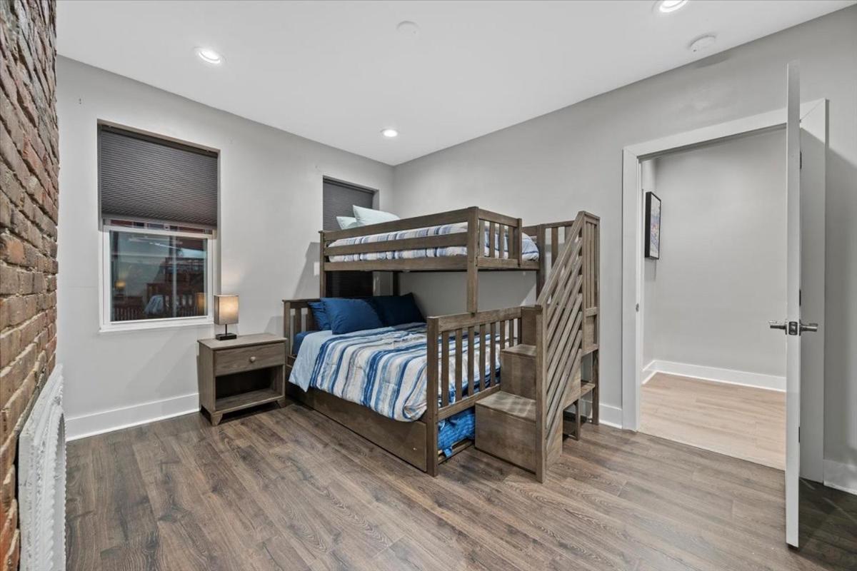 Steel Getaway W/city View Holiday home