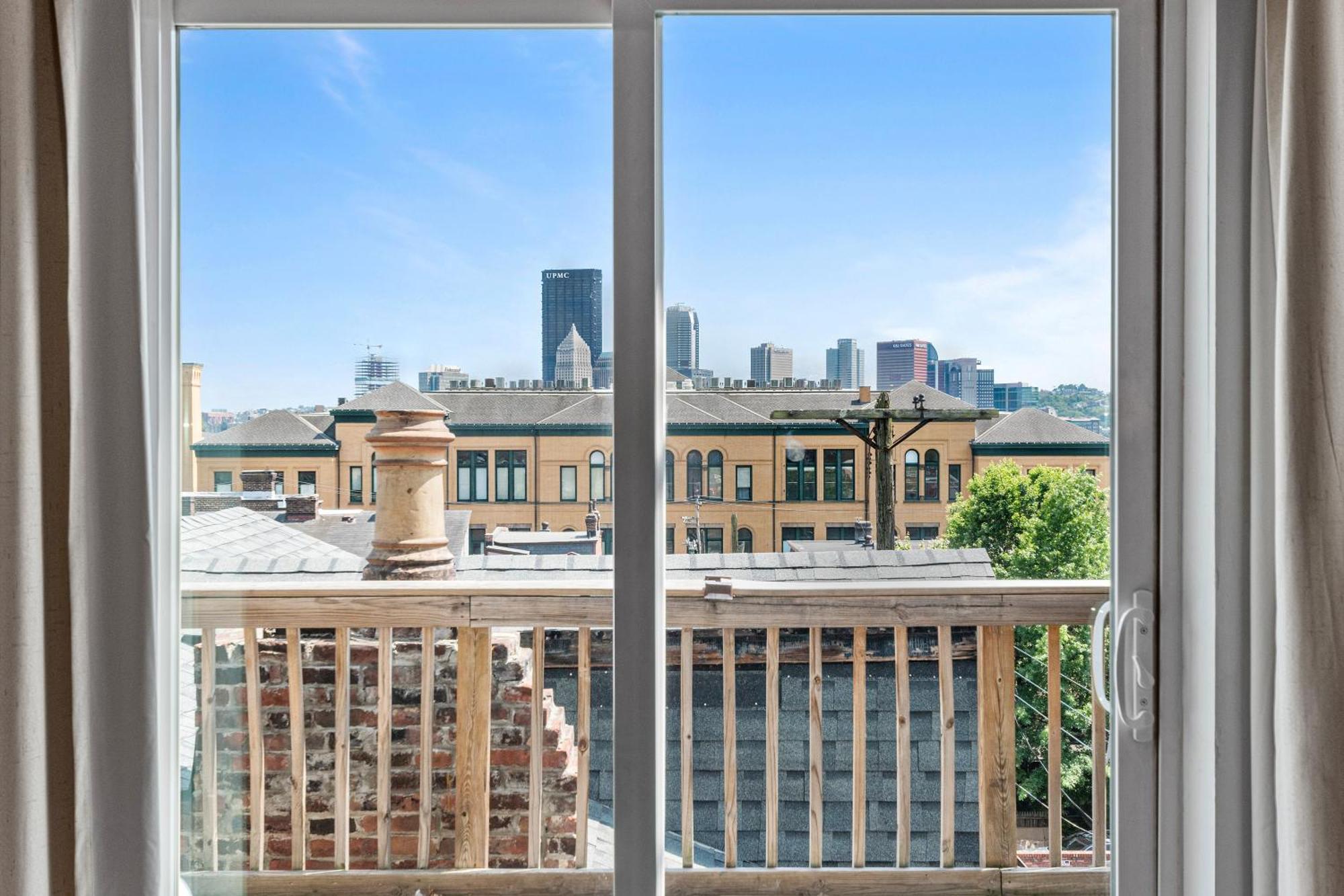 Steel Getaway W/city View Holiday home *