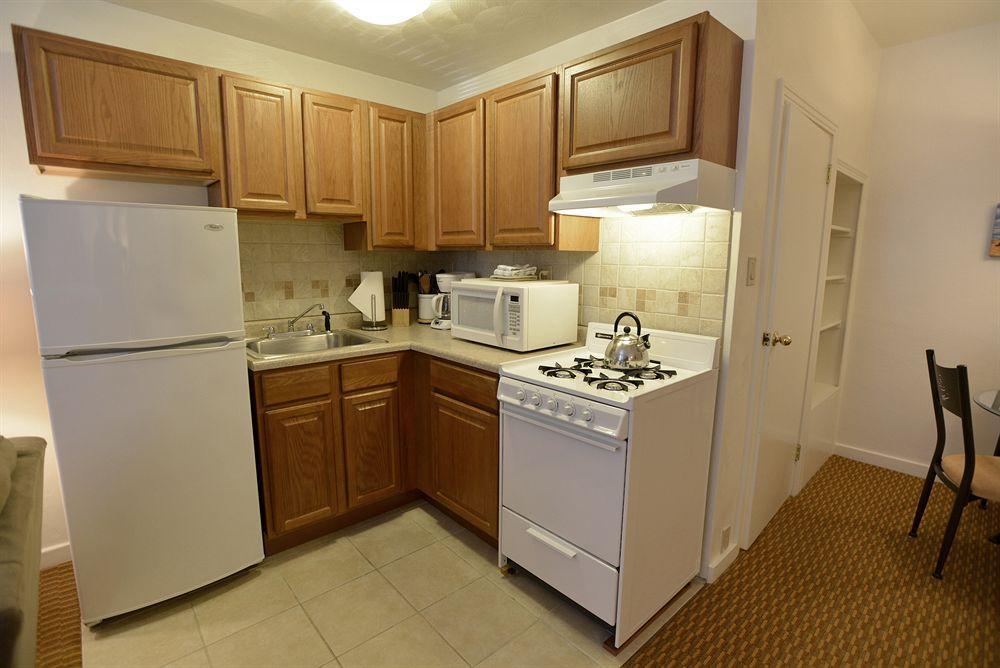 Friendship Suites Hotel 3*