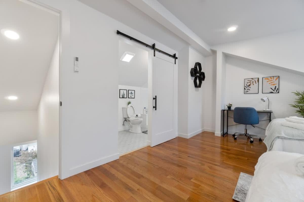Pet Friendly 3 Bdrm House With Private Yard *
