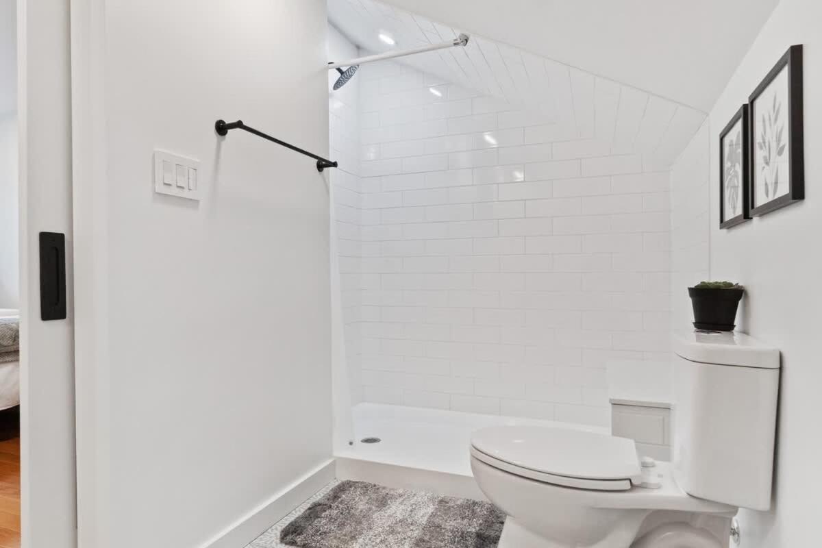 3 Bdrm 2 And A Half Bath - House Private Yard Duplex Ferienhaus