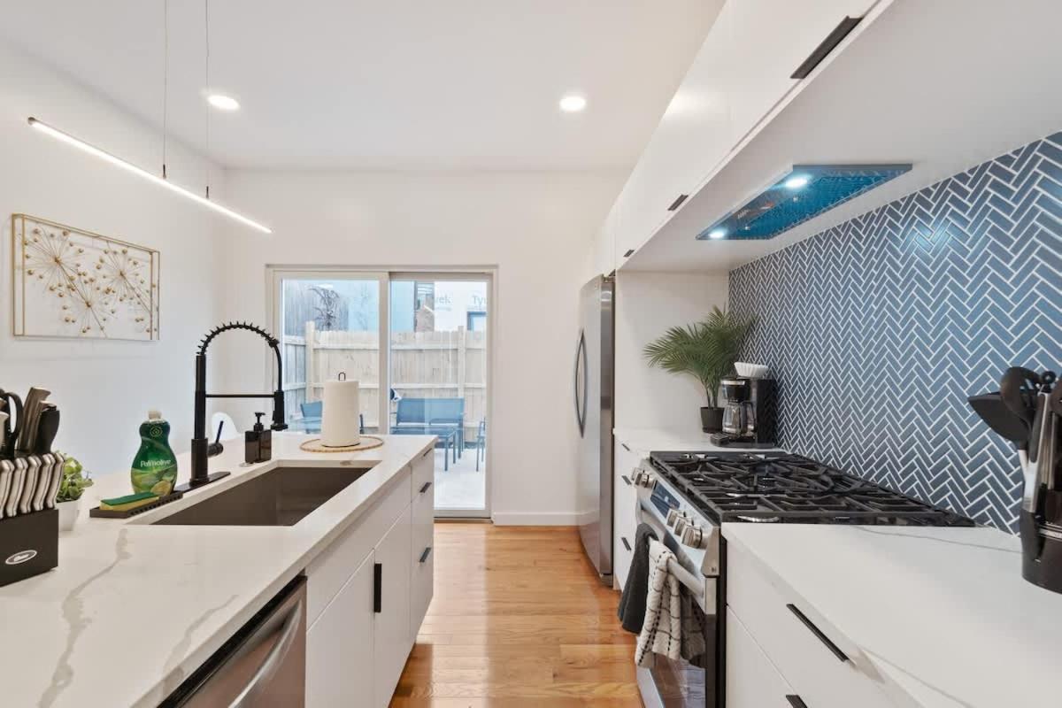 3 Bdrm 2 And A Half Bath - House Private Yard Duplex Ferienhaus *