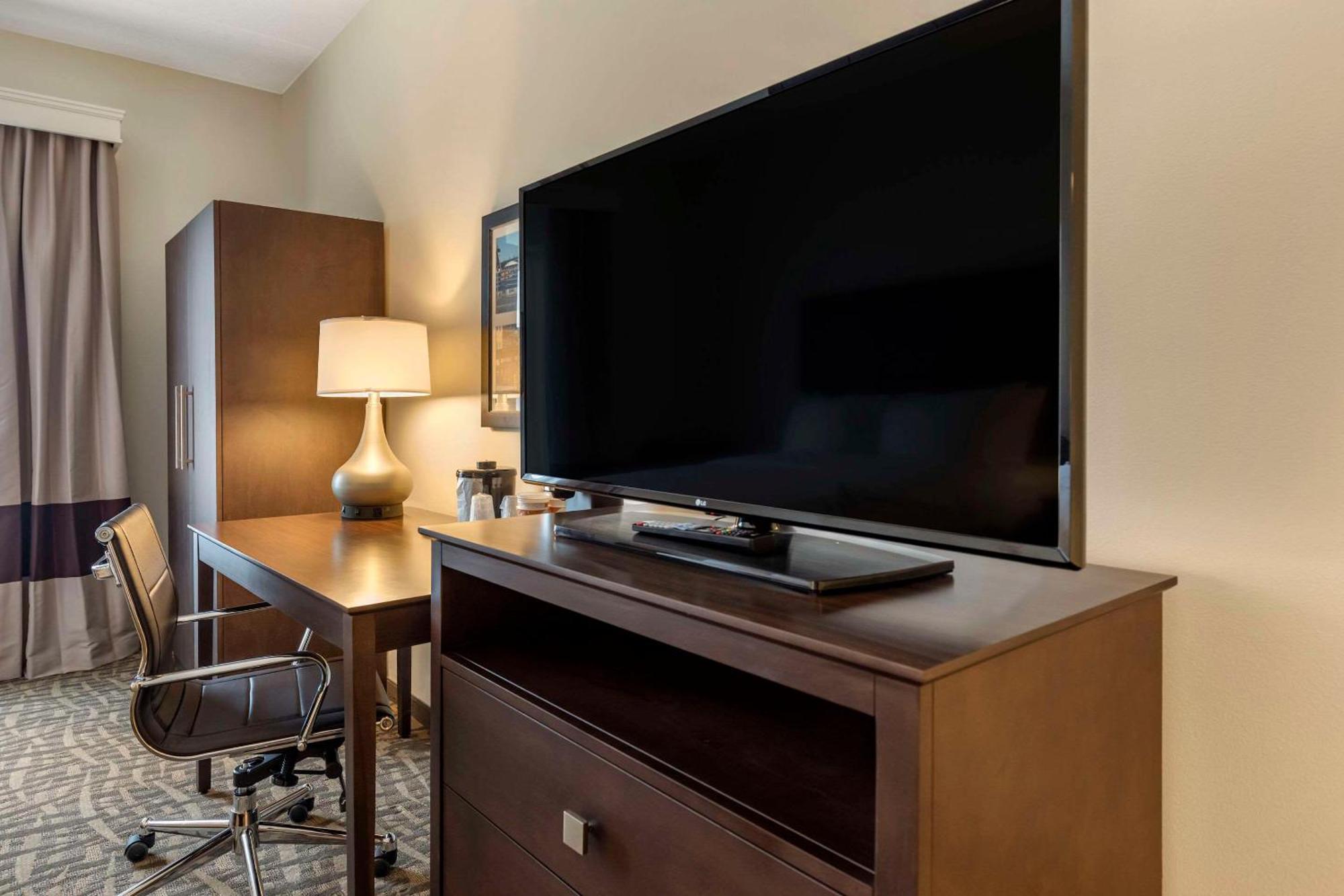 Comfort & Pittsburgh-northshore Hotel 3*