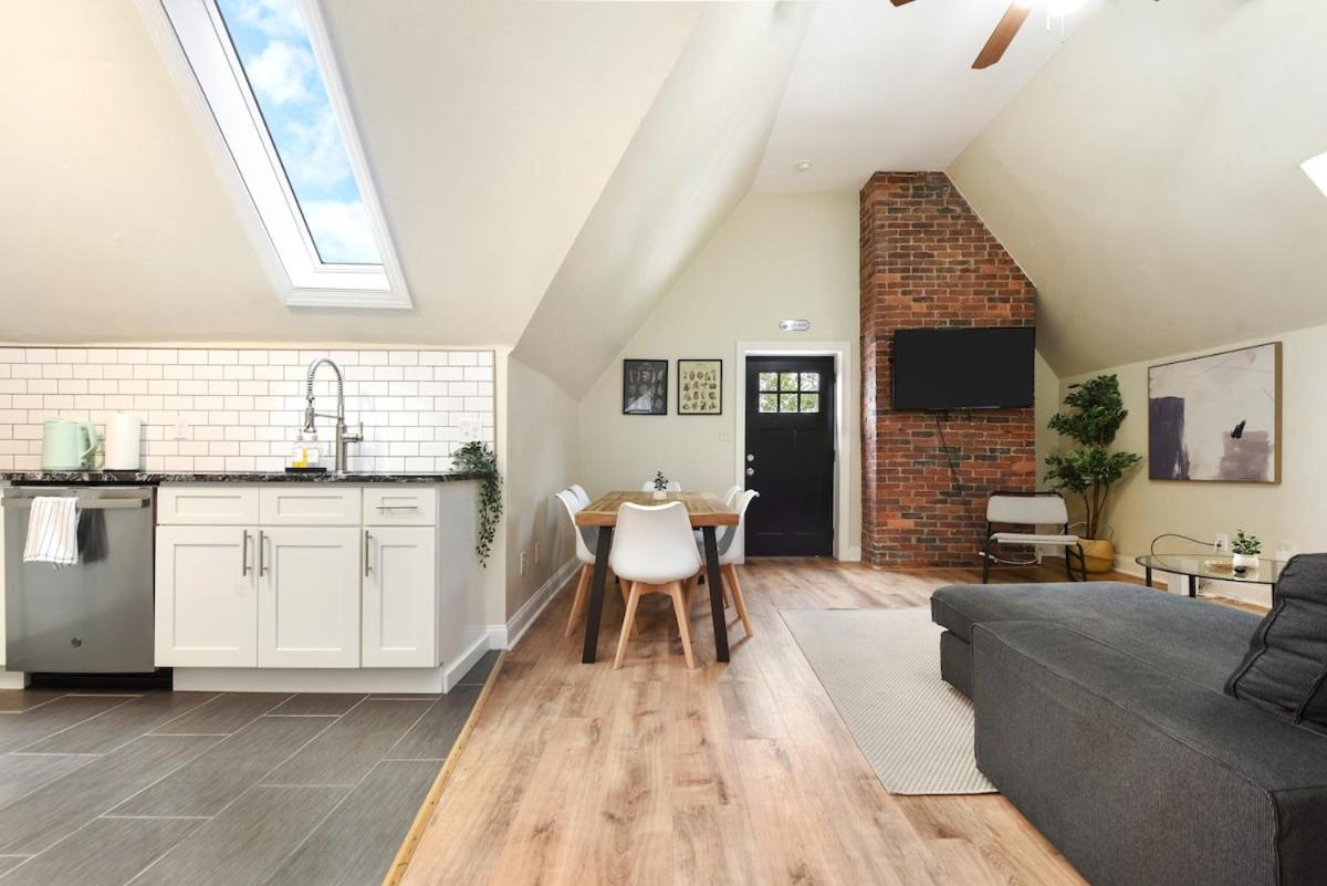 3 Bedroom House With Netflix, Free Parking, Near Hospitals, Shopping,food Apartment *