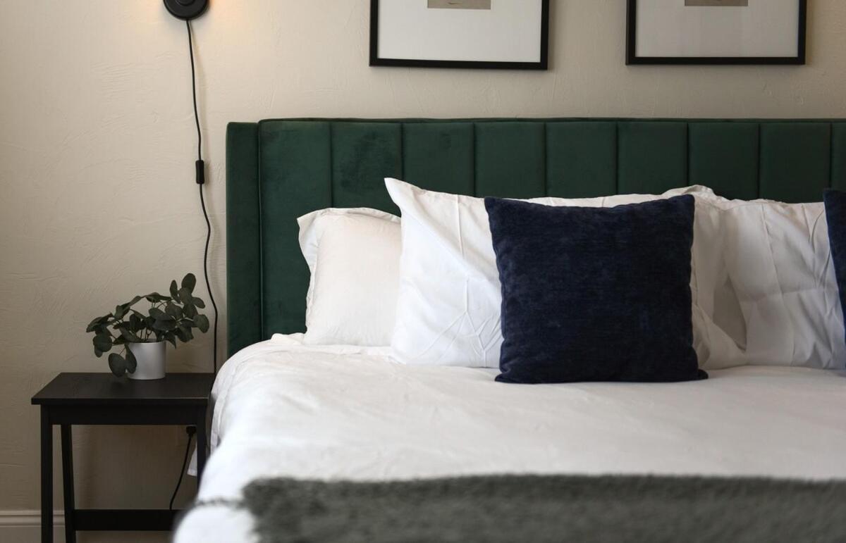3 Bedroom House With Netflix, Free Parking, Near Hospitals, Shopping,food Apartment *