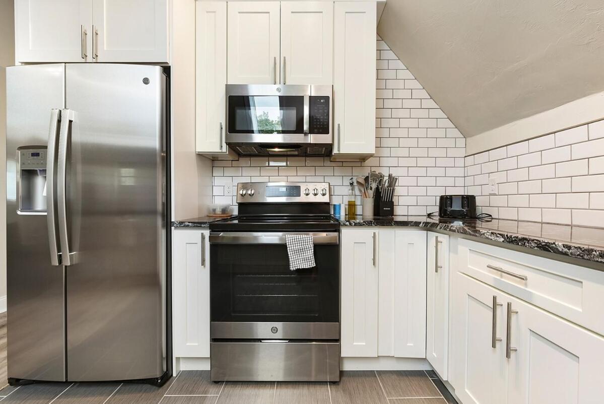 3 Bedroom House With Netflix, Free Parking, Near Hospitals, Shopping,food Pittsburgh