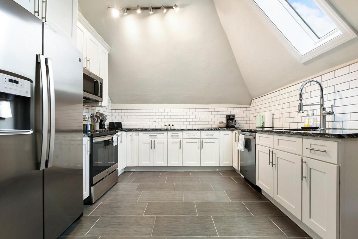 3 Bedroom House With Netflix, Free Parking, Near Hospitals, Shopping,food Apartment Pittsburgh