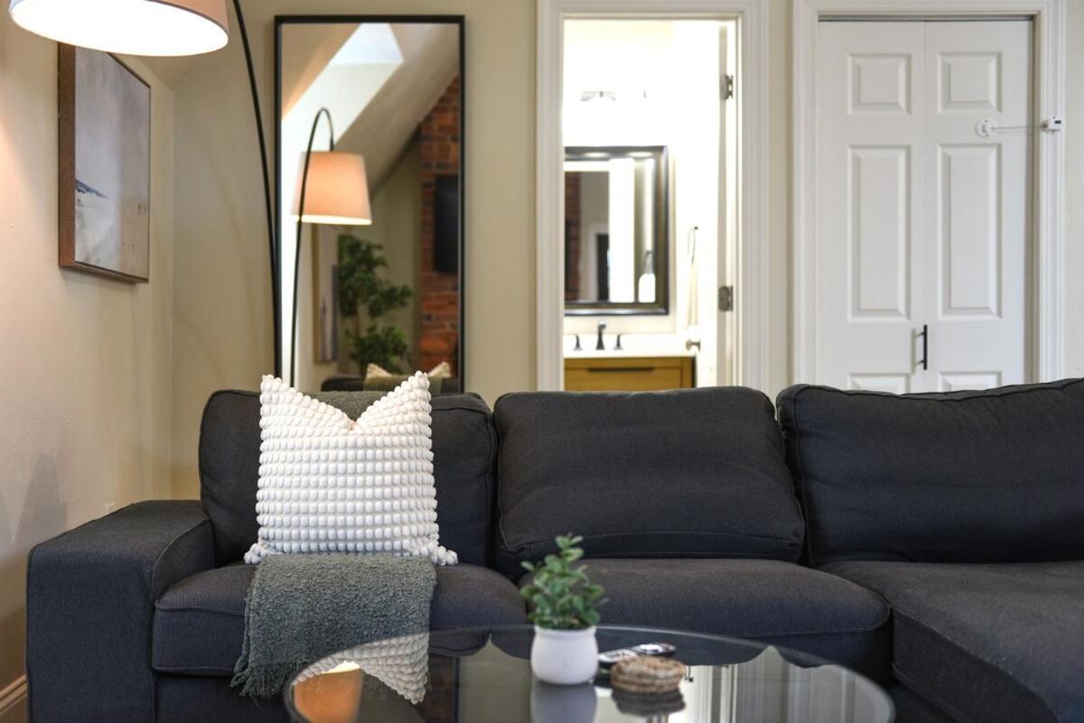 3 Bedroom House With Netflix, Free Parking, Near Hospitals, Shopping,food Apartment *