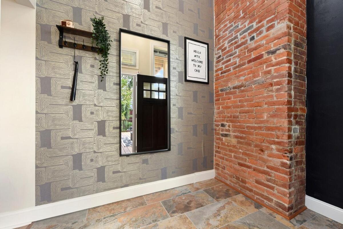 Apartment Free Parking, Netflix In East Liberty Near Shopping