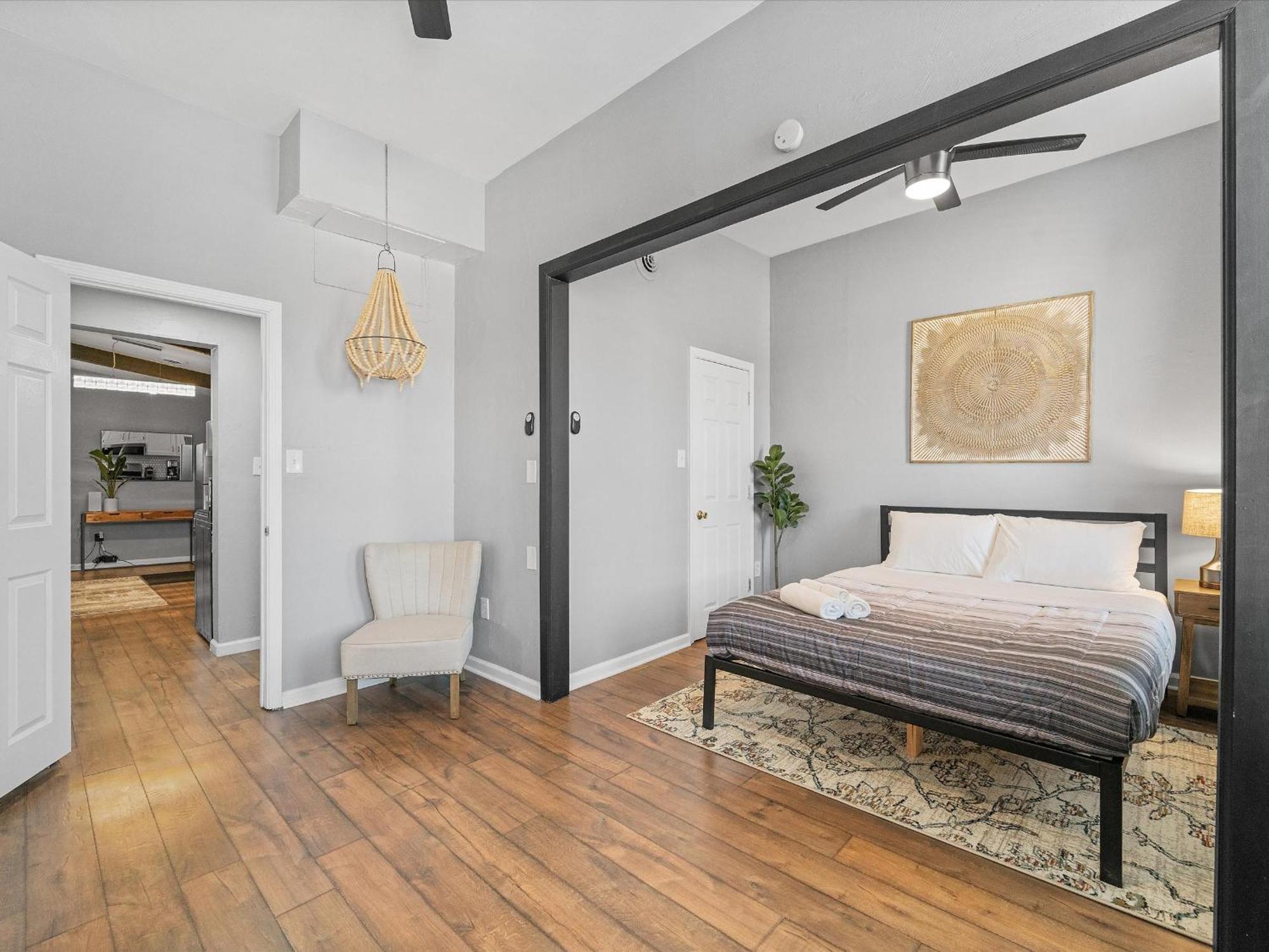Apartment Lawrenceville !3 Large And Spacious One Bedroom With Free Street Parking *
