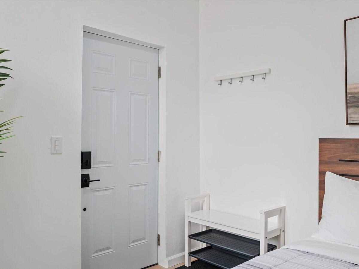 Shadyside, !2 Bright And Stylish With Free Parking Apartment