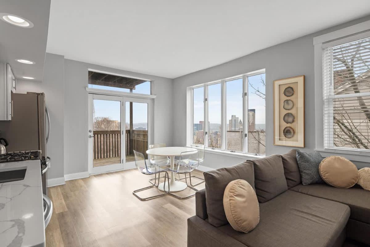 Skyline Views - Luxury 1 Bedroom #2 Apartment
