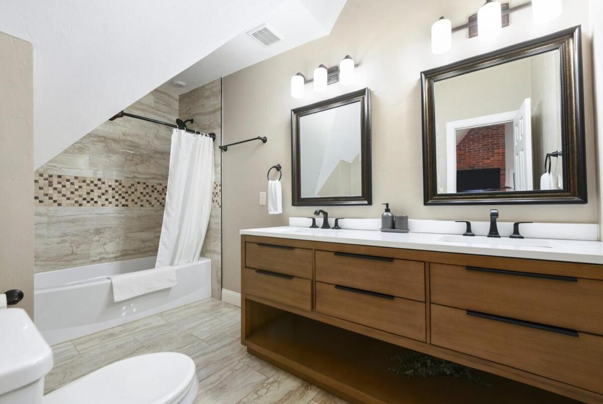 Apartment 9 Bedroom House With King-sized Bed Near Bakery Square
