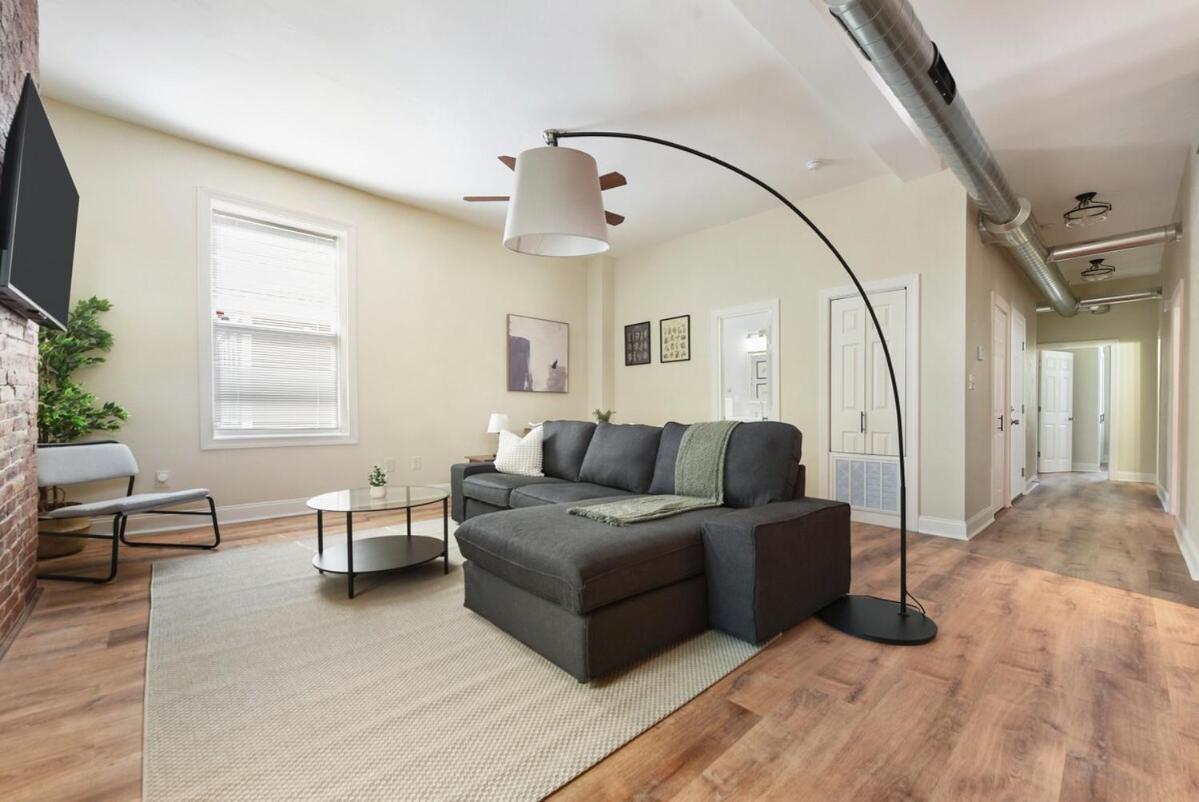 9 Bedroom House With King-sized Bed Near Bakery Square Apartment *