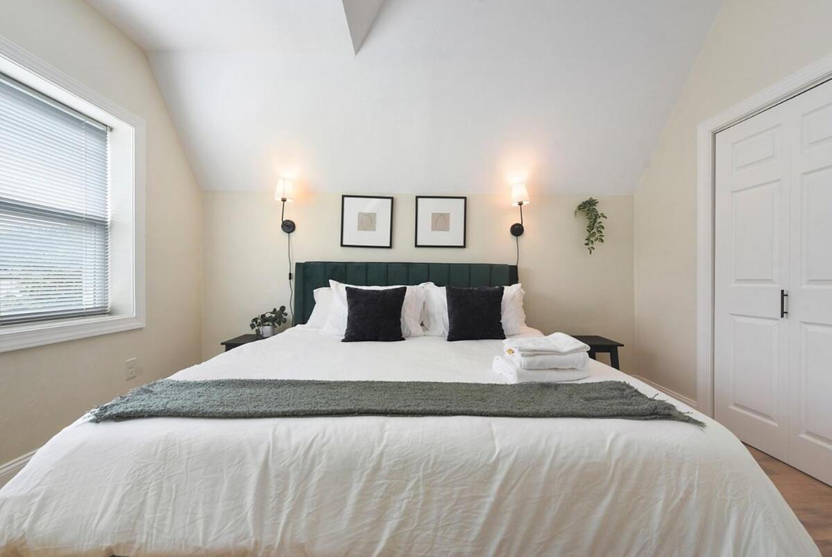 Apartment 9 Bedroom House With King-sized Bed Near Bakery Square Pittsburgh