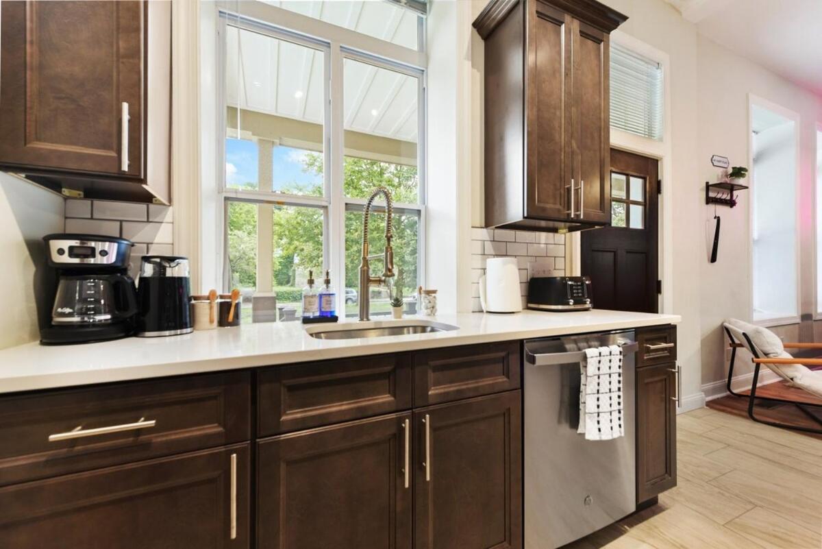 9 Bedroom House With King-sized Bed Near Bakery Square Apartment