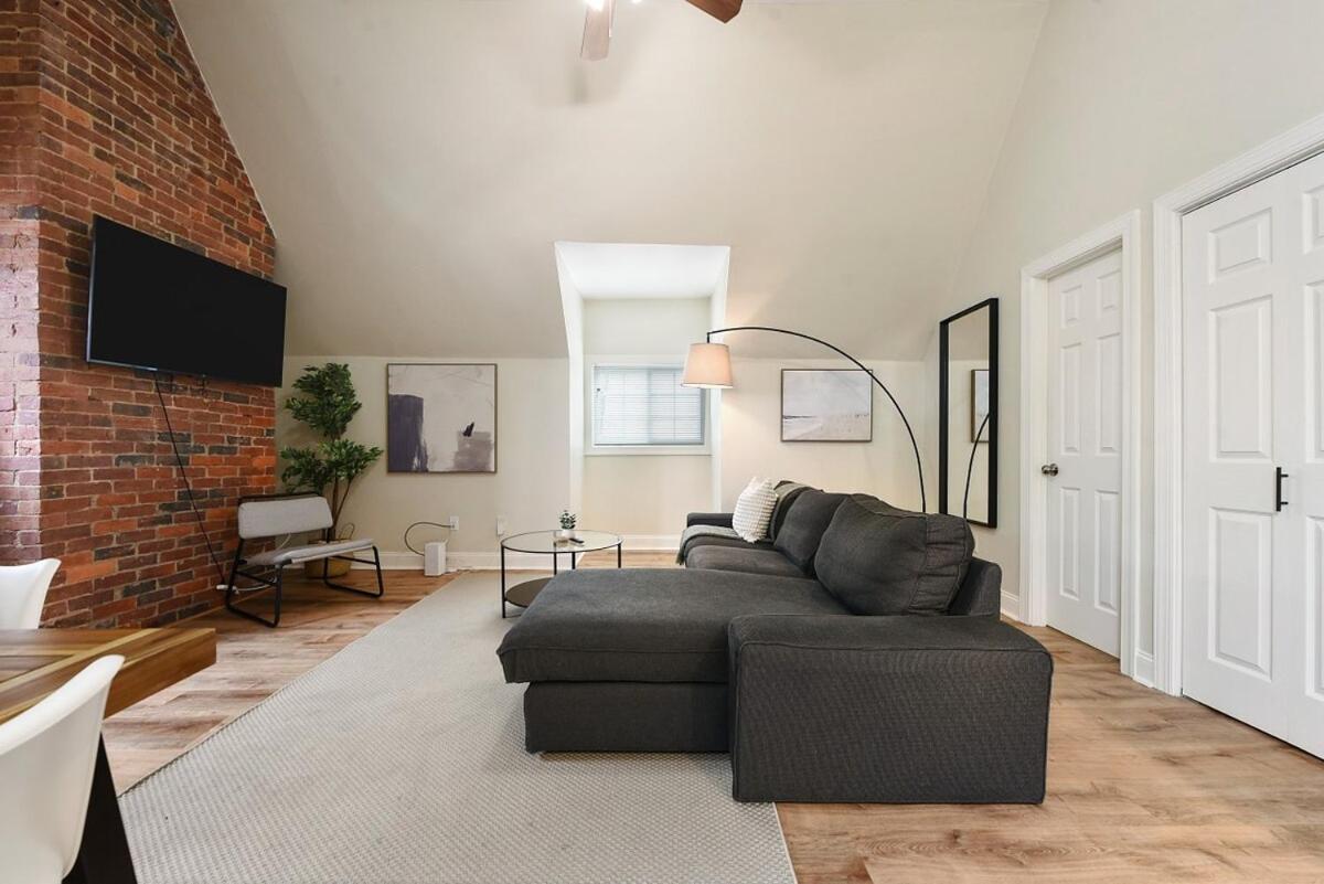 Apartment 9 Bedroom House With King-sized Bed Near Bakery Square