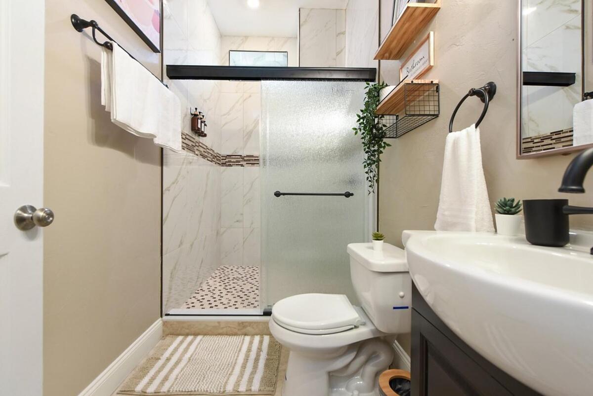 9 Bedroom House With King-sized Bed Near Bakery Square