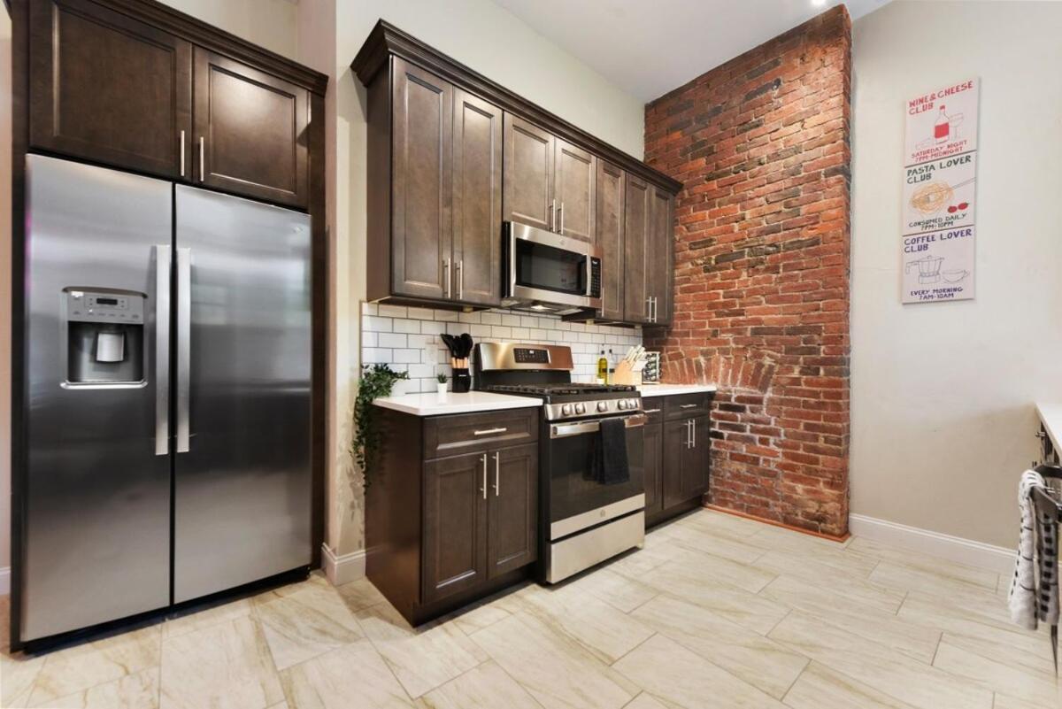 9 Bedroom House With King-sized Bed Near Bakery Square