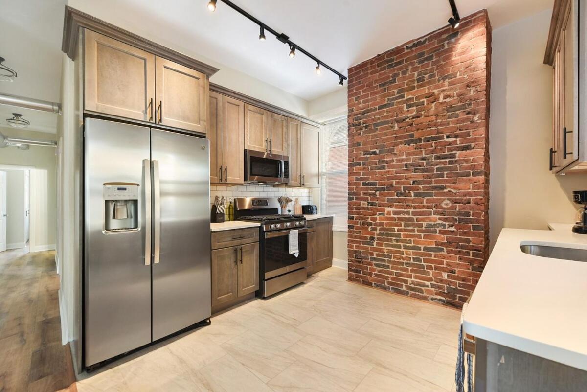 9 Bedroom House With King-sized Bed Near Bakery Square Apartment *