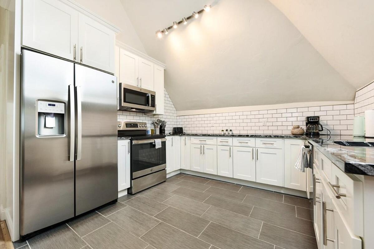 Apartment 9 Bedroom House With King-sized Bed Near Bakery Square