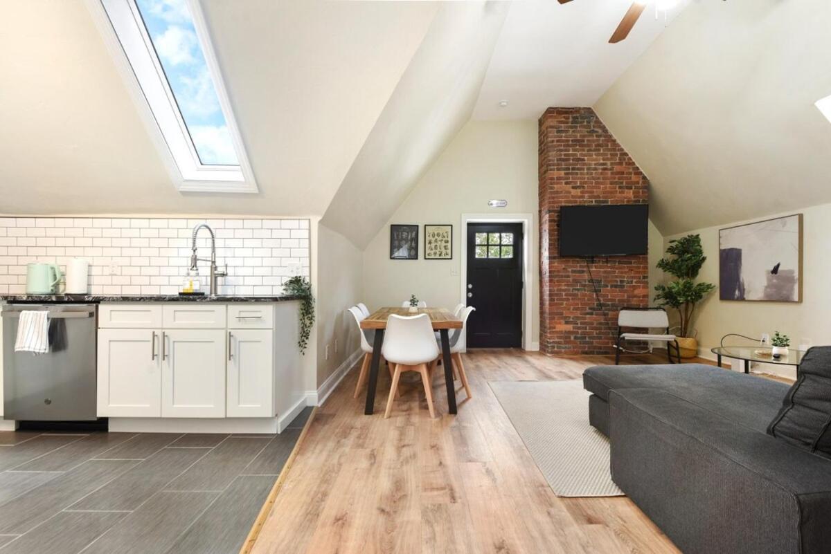 Apartment 9 Bedroom House With King-sized Bed Near Bakery Square *