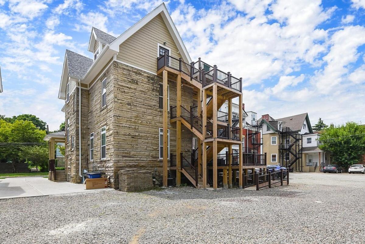 9 Bedroom House With King-sized Bed Near Bakery Square Apartment *