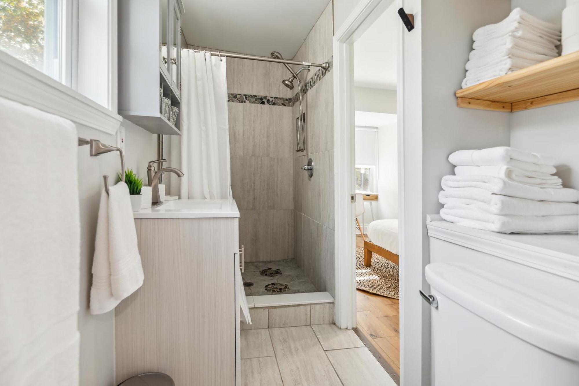 Charming Remodeled 3-br Near Attractions Holiday home *