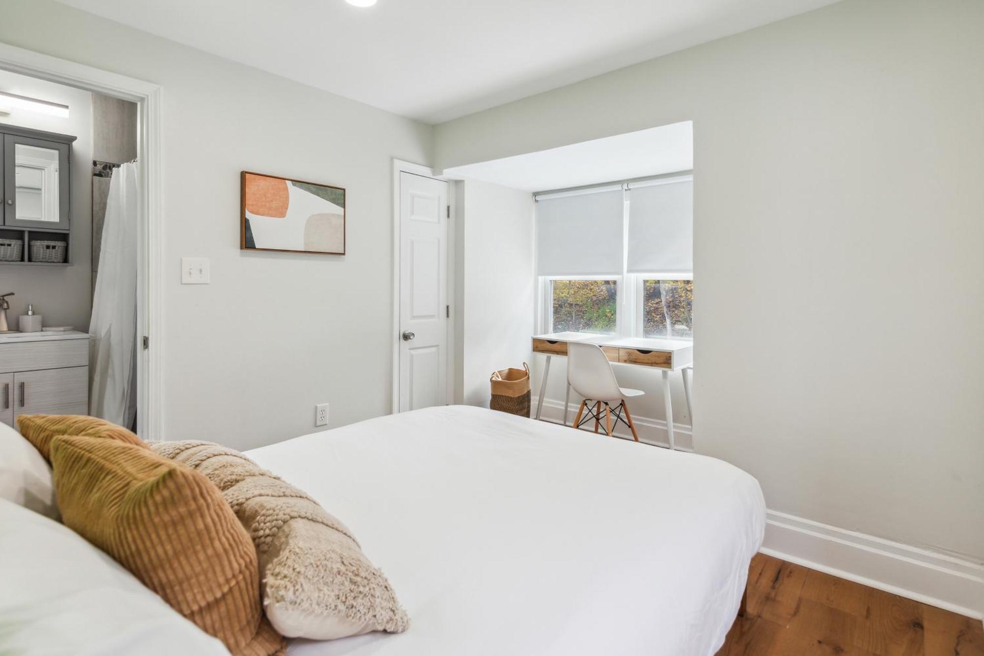 Charming Remodeled 3-br Near Attractions *