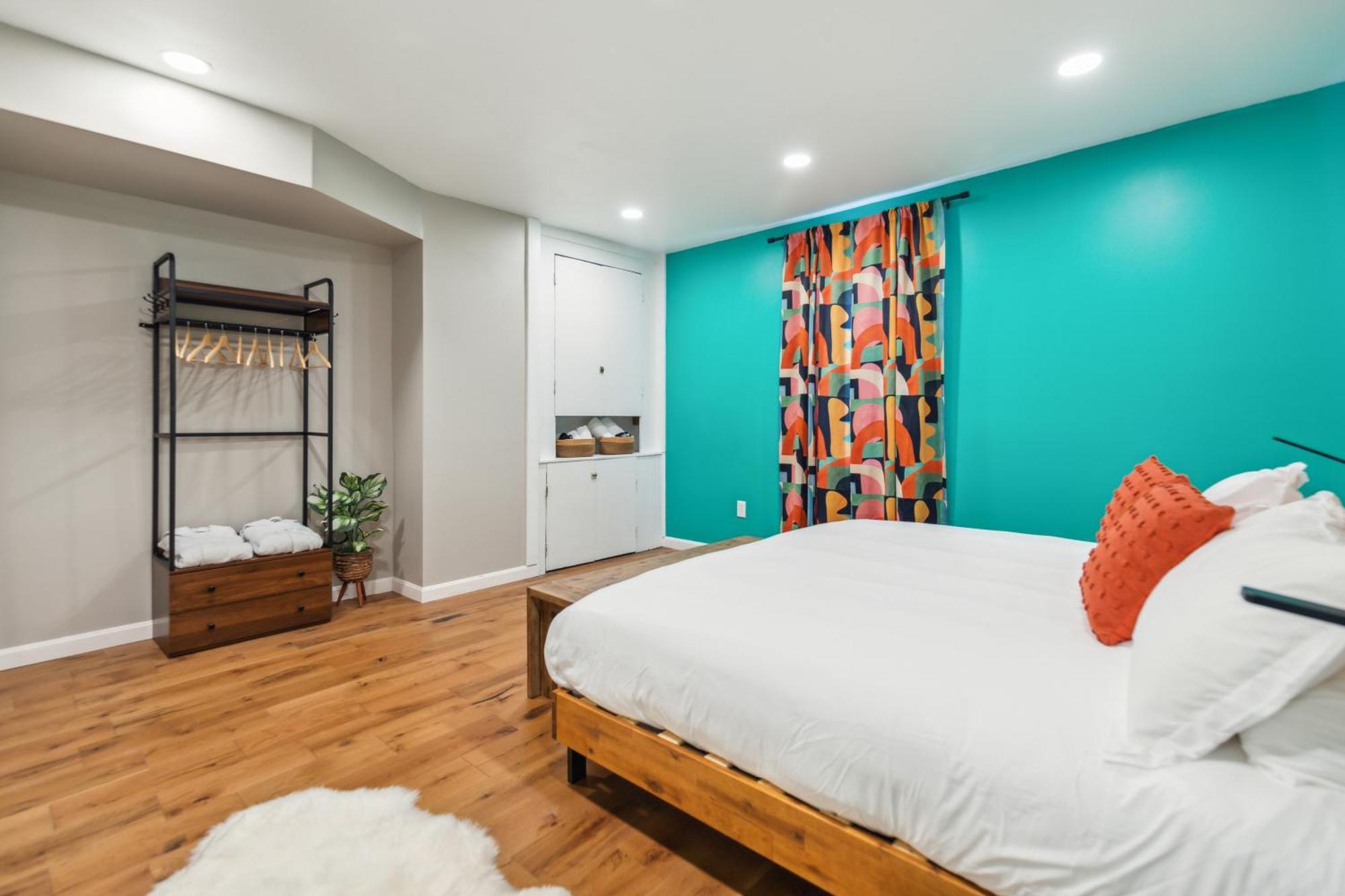 Charming Remodeled 3-br Near Attractions