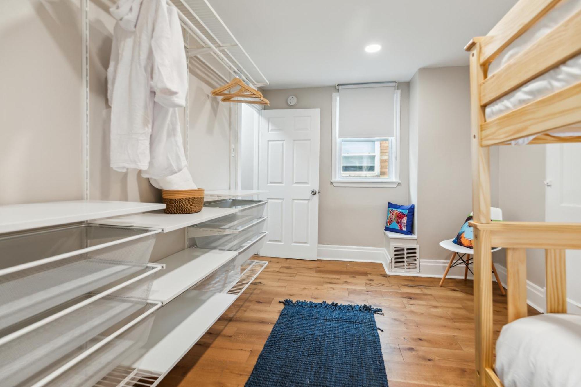 Charming Remodeled 3-br Near Attractions Holiday home