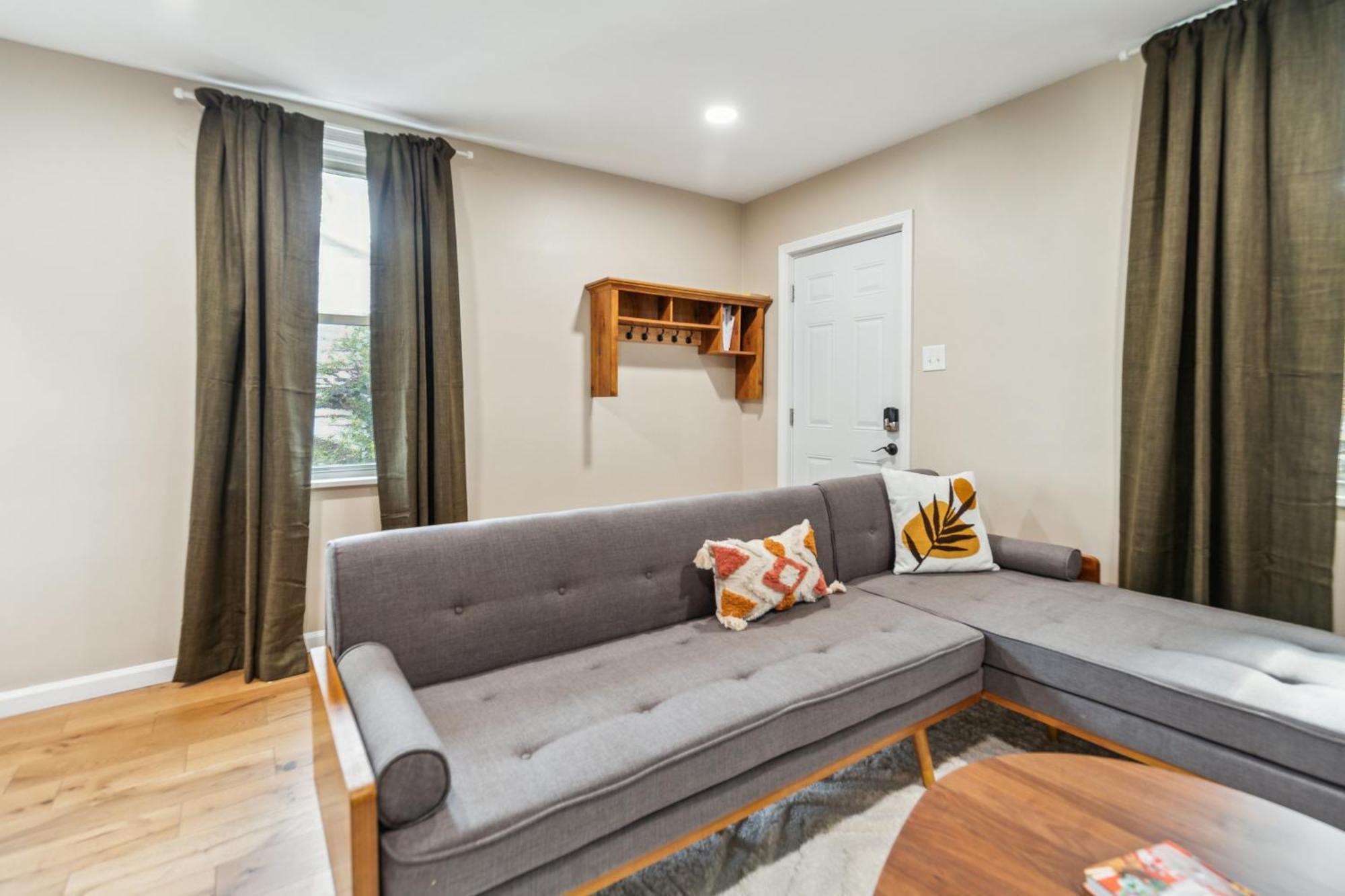 Charming Remodeled 3-br Near Attractions Holiday home